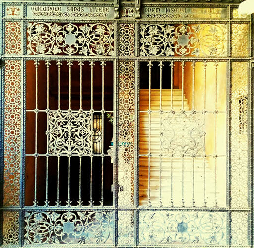 چه عواملی قیمت درب و پنجره فرفورژه را تعیین می‌کنند؟